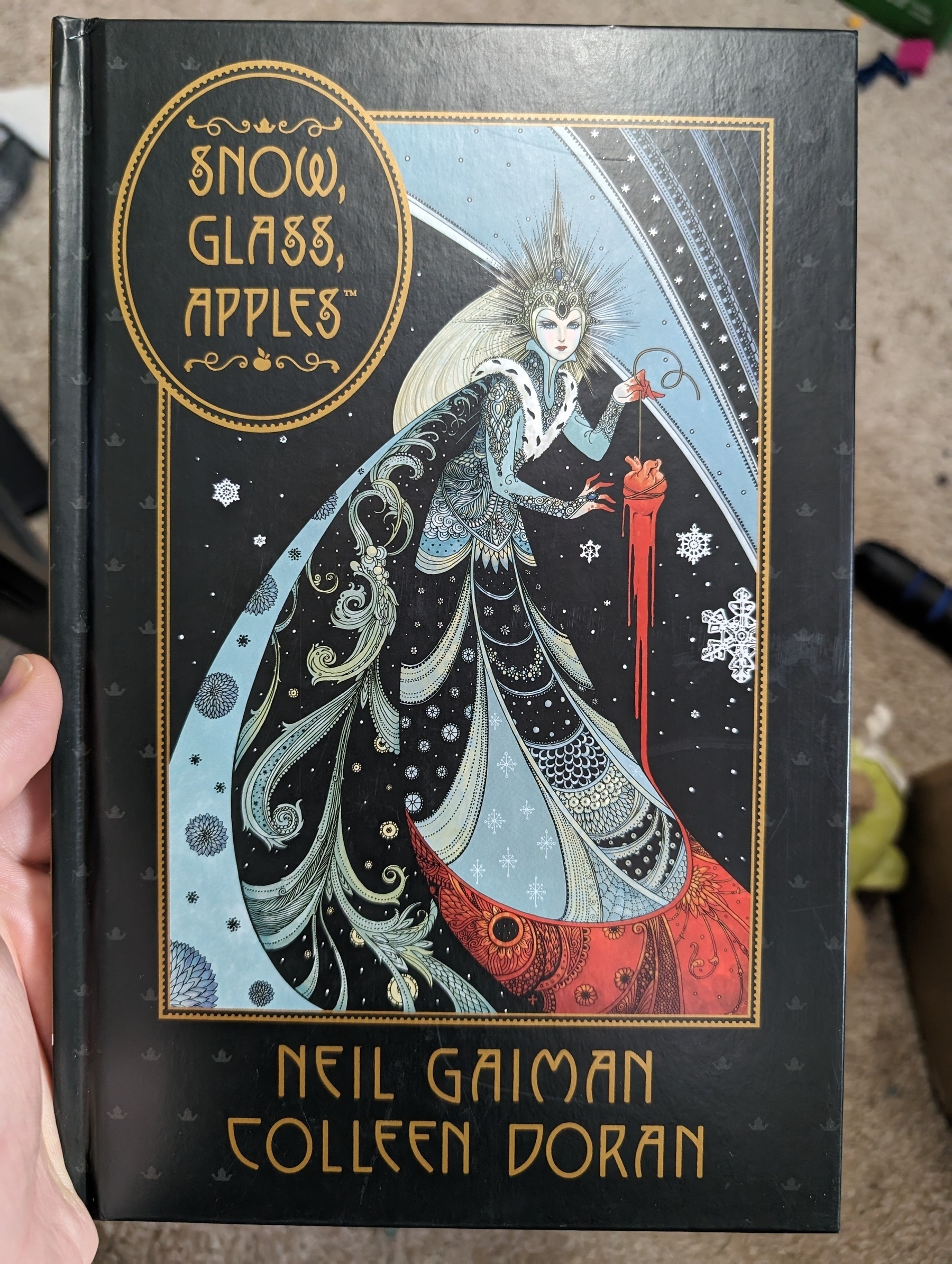 Picture of Neil Gaiman and Colleen Dornan's "Snow, Glass, Apples" graphic novel. A retelling of the Snow White fairy tell.