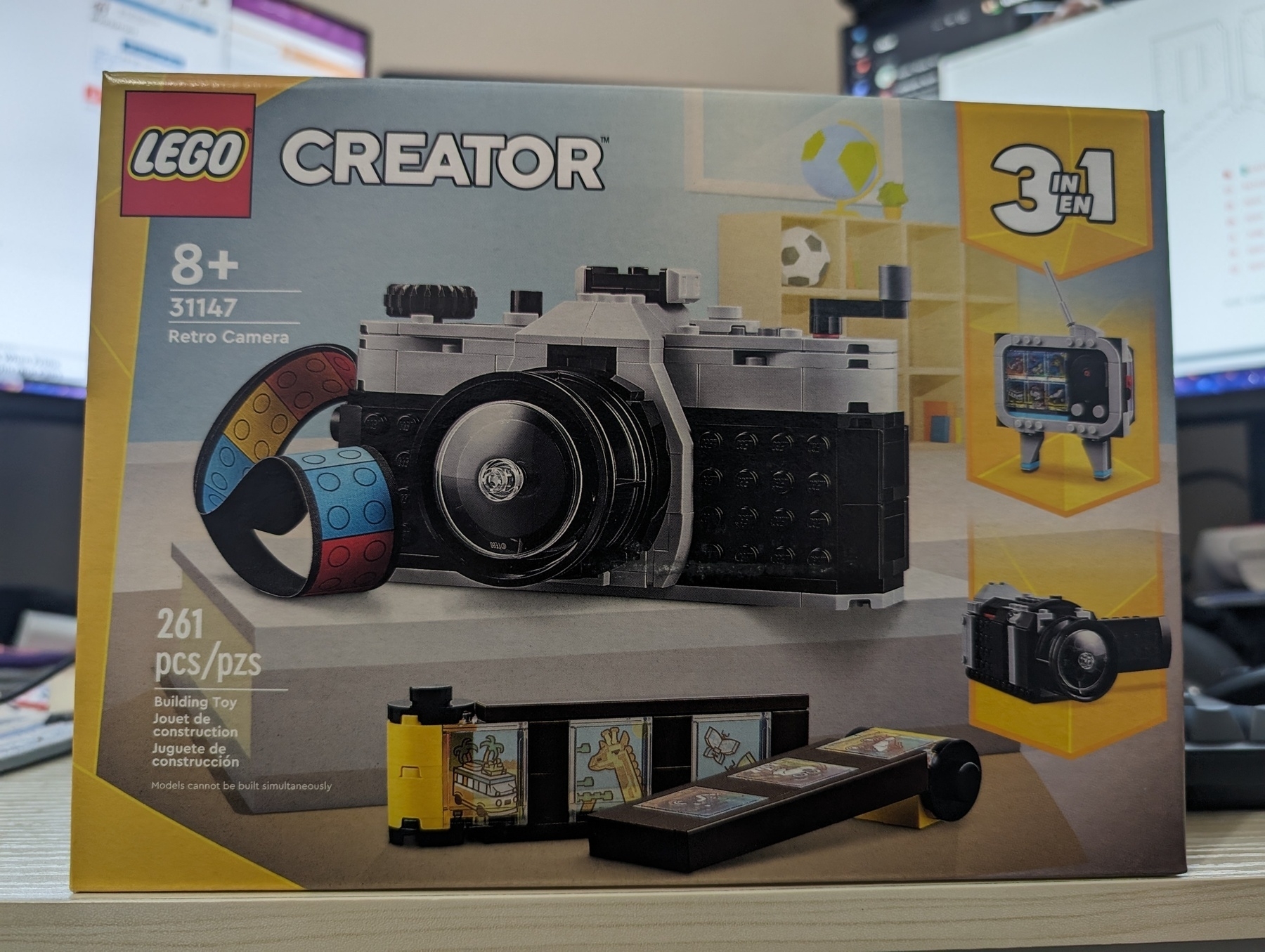 Photo of LEGO Creator set number 31147, the retro camera.